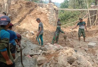 Pengecoran pondasi jembatan di desa Petungsinarang, Minggu (12/10)