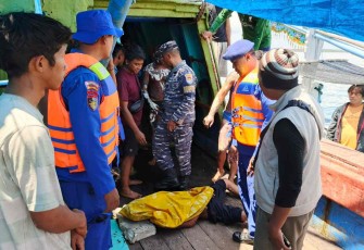 Evakuasi korban KMN Anugrah Indah 18