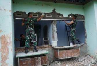 Perbaikan rumah dinas prajurit Korem 081/DSJ di Madiun, Rabu (15/10)