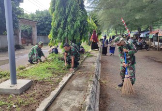 Karya bakti bersihkan lingkungan 