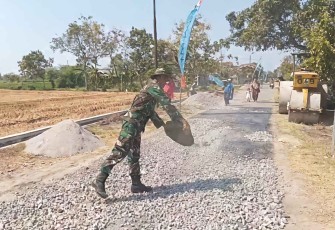 Pengaspalan jalan desa binaan 