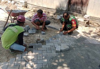 Pasang paving jalan bersama warga binaan