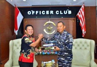 Pangkolinlamil Laksda TNI Rudhi Aviantara saat menerima cenderamata 