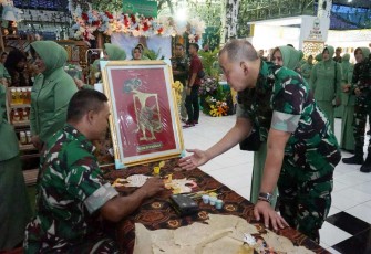 Pangdam V Brawijaya Mayjen TNI Rudy Saladin bersama Babinsa Kopka Parnianto pengrajin wayang kulit di Surabaya, Selasa (21/10)