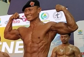 Purnomosidi Prajurit Perang Pikiran saat unjuk otot di Walikota Cup Body Contest Cirebon 2025, Minggu (26/10)