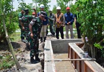 Danrem 083/Bdj Kolonel Inf Kohir saat meninjau langsung pembangunan irigasi di Banyuwangi, Minggu (26/10)