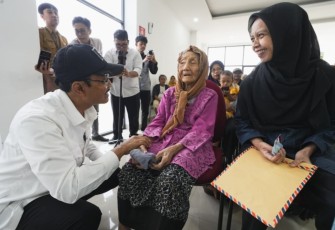 Mensos Saifullah Yusuf berdialog dengan penerima bansos di Bandung, Senin (27/10)