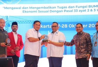Wamenaker Afriansyah Noor saat menerima cenderamata 