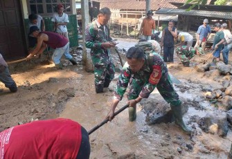 Evakuasi material longsor di wilayah desa binaan 