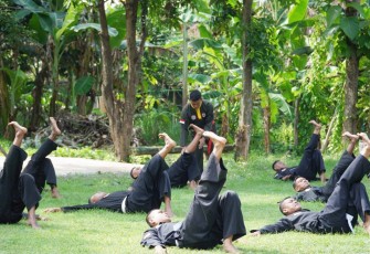 Peragaan jurus pencak silat militer 