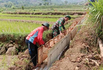 Kerja bakti bangun talud bersama warga desa binaan 