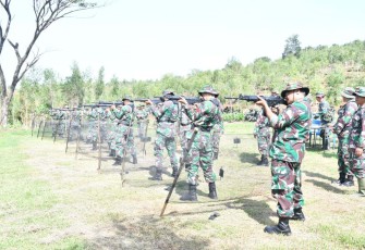 Latihan menembak prajurit Kodim 0802/Ponorogo 