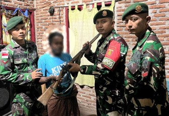 Warga Desa Delomil saat menyerahkan senjata laras panjang, Rabu (5/11)