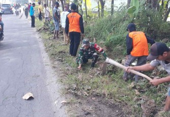 Bersihkan lingkungan bersama warga binaan