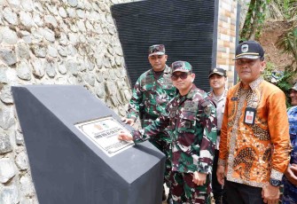 Kadispotdirga Lanud Iswahjudi Kolonel Tek Ricki Armades bersama Dansatgas TMMD ke 126 Kodim Pacitan dan Forkopimda di prasasti TMMD, Kamis (6/11)