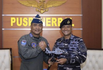 Kadispenal Laksma TNI Tunggul menerima Brevet Kehormatan Penerbangan TNI AL di Surabaya, Kamis (6/11)