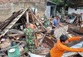Evakuasi puing rumah warga binaan yang roboh