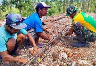 Rakit besi cor pembangunan puskesmas di perbatasan 