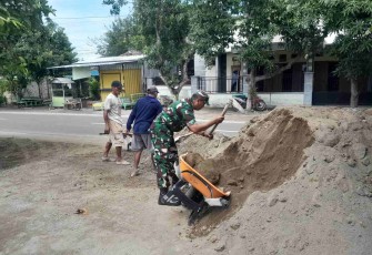 Kerja bakti pengurukan tanah di wilayah desa binaan 