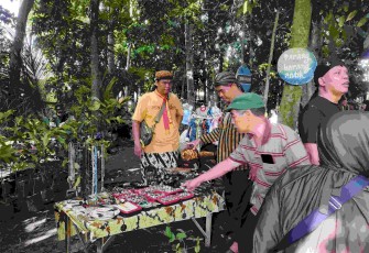 Stan batu akik menjadi buruan pengunjung di pasar Jadoel Gunung Kunci Kartasura, Minggu (16/11)