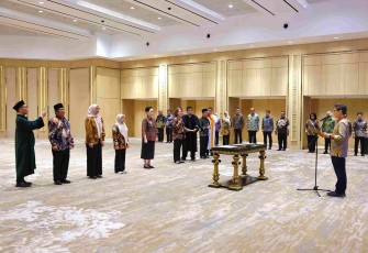 Menkes Budi Gunadi Sadikin melantik enam pejabat tinggi di Jakarta, Selasa (2/12)