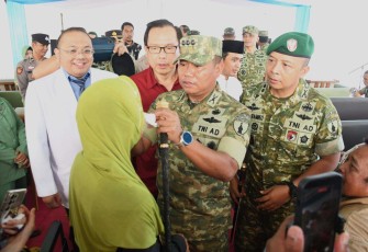 Danrem 083/Bdj Kolonel Inf Kohir berdialog dengan warga peserta operasi katarak, Jum'at (12/12)