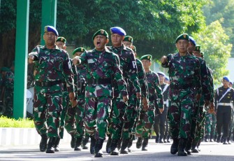 Latihan defile prajurit Korem 081/DSJ, Senin (29/12)