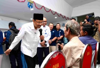 Mensos Saifullah Yusuf berdialog dengan penerima bansos di kantor Pos Kebonrojo, Surabaya, Senin (29/12)