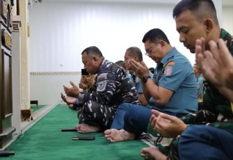 Pangkolinlamil Laksda TNI Rudhi Aviantara bersama prajurit melaksanakan doa bersama, Rabu (31/12)