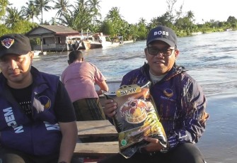 Muslim Ayub Salurkan Bantuan Banjir Aceh Singkil