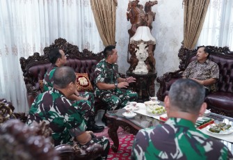 Danjen Akademi TNI Letjen TNI R. Sidharta Wisnu Graha saat bersilaturahmi ke kediaman Mantan Panglima TNI, Laksamana TNI (Purn) Agus Suhartono di Jl. Assafiyah, Cilangkap, Jakarta Timur, Kamis (25/9/2025).
