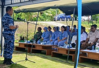 Dankosek III Biak Marsma TNI Sigit Gatot Prasetyo, M.O.A.S berikan sambutan dalam kegiatan baksos.