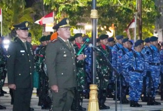 Danrem 081/DSJ Kolonel Arm Untoro Hariyanto saat memimpin AKRS di Taman Makam Pahlawan (TMP) Kota Madiun, Minggu (17/8/2025) dini hari.