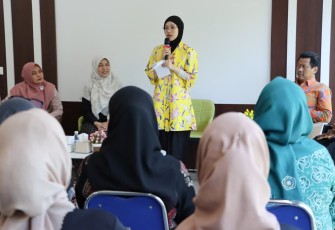 Ketua Dekranasda (Dewan Kerajinan Nasional Daerah) Bintan Hafizha Rahmadhani saat menutup kegiatan pelatihan, Jumat sore (05/12) di Sentra Fashion SKL.