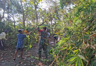 Babinsa Desa Bolo saat Kerja Bakti Bersihkan Jalan Dusun Kembangkuning