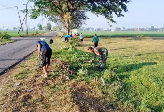 Babinsa Pilangkenceng Bersama Warga saat Gotong Royong Bersihkan Jalan Desa