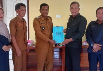 Kades Kelanga saat Sampaikan Dokumen Penting LPPD Akhir Tahun Anggaran 2024 ke Ketua BPD
