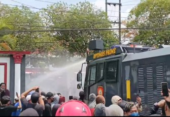 Water Canon dan Gas Air Mata Bubarkan Aksi 