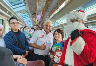 Direktur Utama KAI Wisata Bersama Pelanggan dan Santa Claus