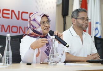 Direktur Utama Telkom Indonesia Dian Siswarini saat memberikan paparan pada sesi Press Conference Topping Off Ceremony “Powering AI Connectivity: Batam Digital Hub” di kawasan industri Kabil, Batam, pada Kamis, (30/10).