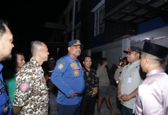 Dirjen Bina Adwil Safrizal ZA saat Beri Komando Langsung kepada Tim Damkar dalam Penanganan Kebakaran di Pekanbaru
