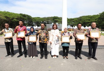 Dirjen Otda Kemendagri Akmal Malik saat menjadi pembina Apel Pemantapan Pelaksanaan Peraturan Daerah di Lapangan Upacara Kantor Gubernur Sulawesi Tenggara (Sultra), Kendari, Kamis (28/8/2025).
