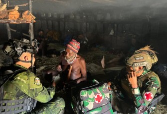 Prajurit Satgas 700/WYC safari honai ke Kampung Tanah Merah
