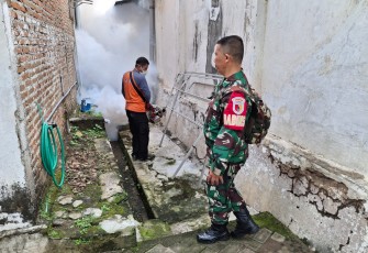 Babinsa Kelurahan Kartoharjo Dampingi Fogging di Wilayah Binaan