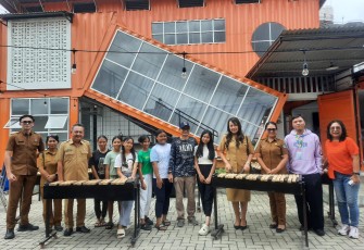 Foto bersama Kadis Pariwisata Provinsi Sulawesi Utara dan Kepala Dinas Pariwisata Kota Bitung bersama tim sanggar Kolintang Tarsier Cute Kota Bitung