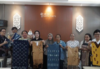 Foto bersama dalam Konsolidasi, Penguatan Model Bisnis, dan Penandatanganan PKS di antara lembaga dan DUDI di kelas tematik UKSW Satu Hati dan secara daring.