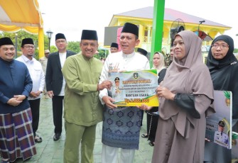 Gubernur Ansar Ahmad dan Wakil Gubernur Nynyang Haris Pratamura serahkan sejumlah program bantuan Pemerintah Provinsi Kepri sempena peringatan Maulid Nabi Muhammad SAW di Pulau Penyengat, Jumat (5/9/2025).
