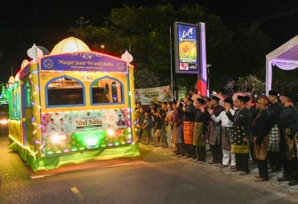 Gubernur Ansar saat Lepas Pawai Takbir Keliling Idul Adha 1446 H Kota Tanjungpinang