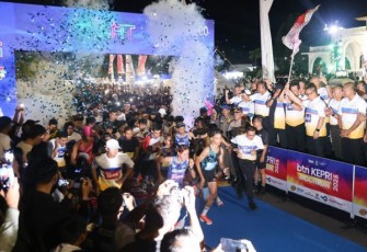 Gubernur Ansar saat Lepas Ribuan Peserta BTN Kepri Moonrun 2025