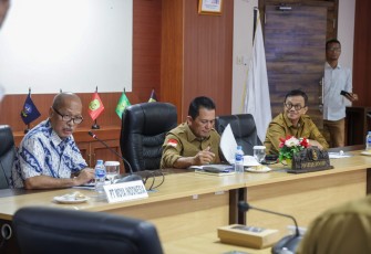 Gubernur Ansar saat Pimpin Rapat Pemaparan Proyek Estuary DAM Teluk Bintan dan SPAM di Ruang Rapat Utama Lantai IV, Kantor Gubernur Kepri, Dompak, Selasa (10/6).